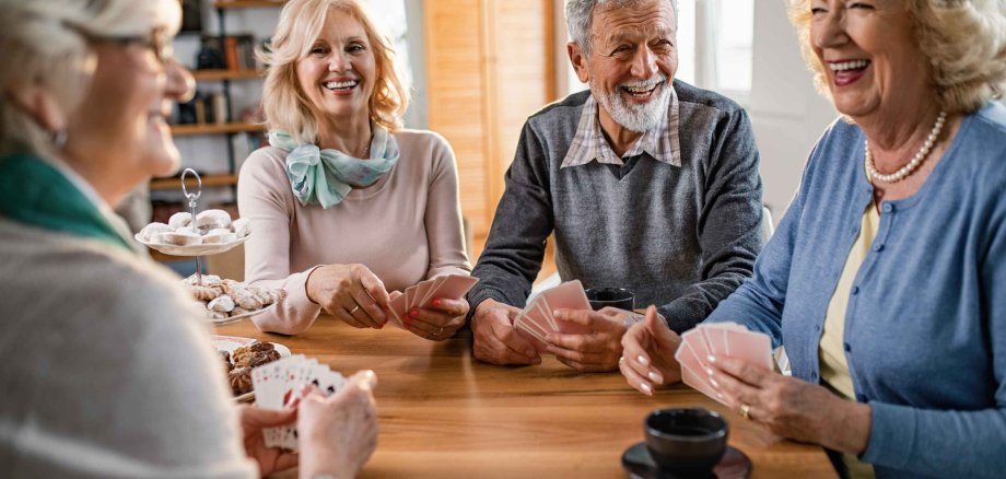 Group,Of,Cheerful,Mature,People,Having,Fun,While,Playing,Cards