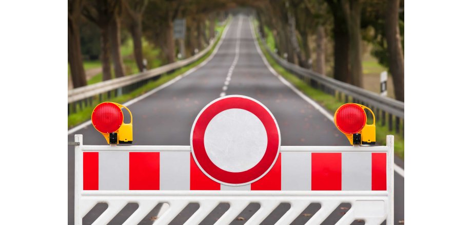 Red,And,White,Colored,Street,Barrier,At,An,Empty,Road/closed