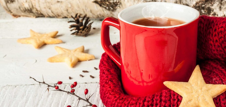 Hot,Winter,Tea,In,A,Red,Mug,With,Star,Shaped